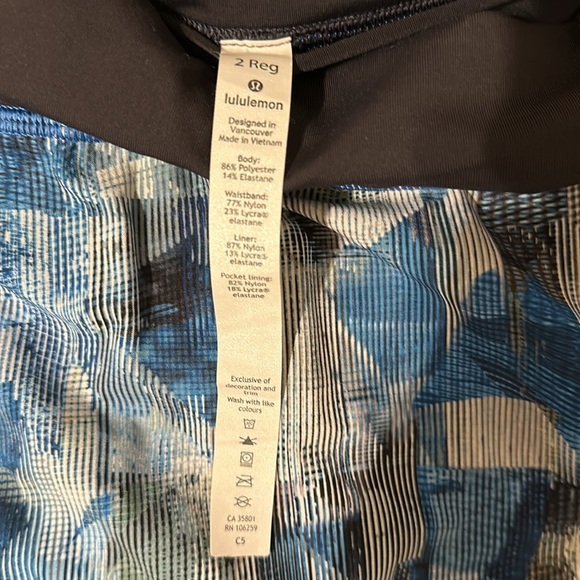 Lululemon reg 2 skort like new side pocket for phone - Picture 2 of 8